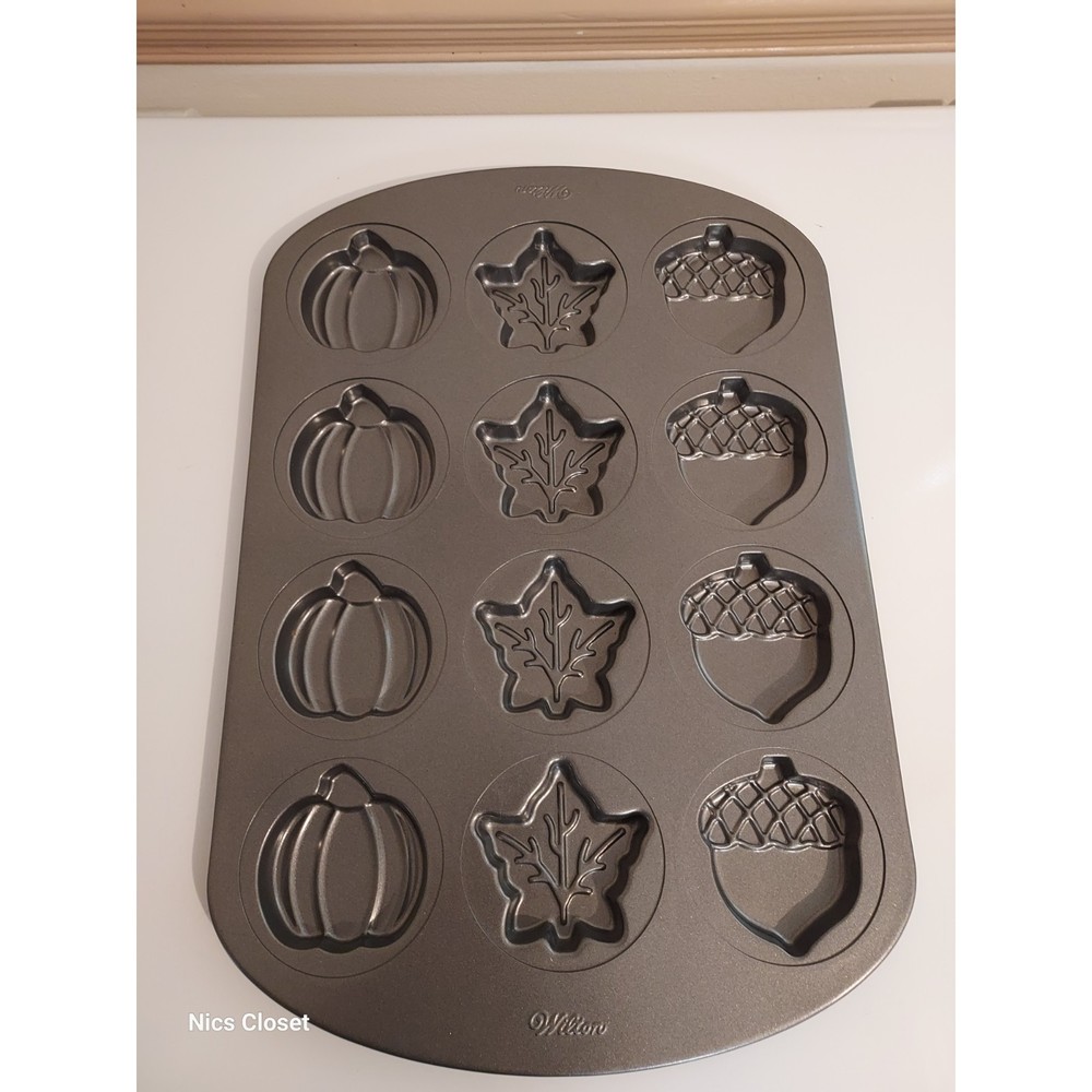 Wilton Fall Baking Cookie Pan Mold Non Stick Leaves &Pumpkins Holiday 16.5 X 11